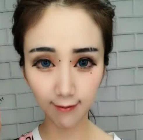 女王下班后卸妆，女神瞬间变成大婶，网友：想想就觉得恐怖