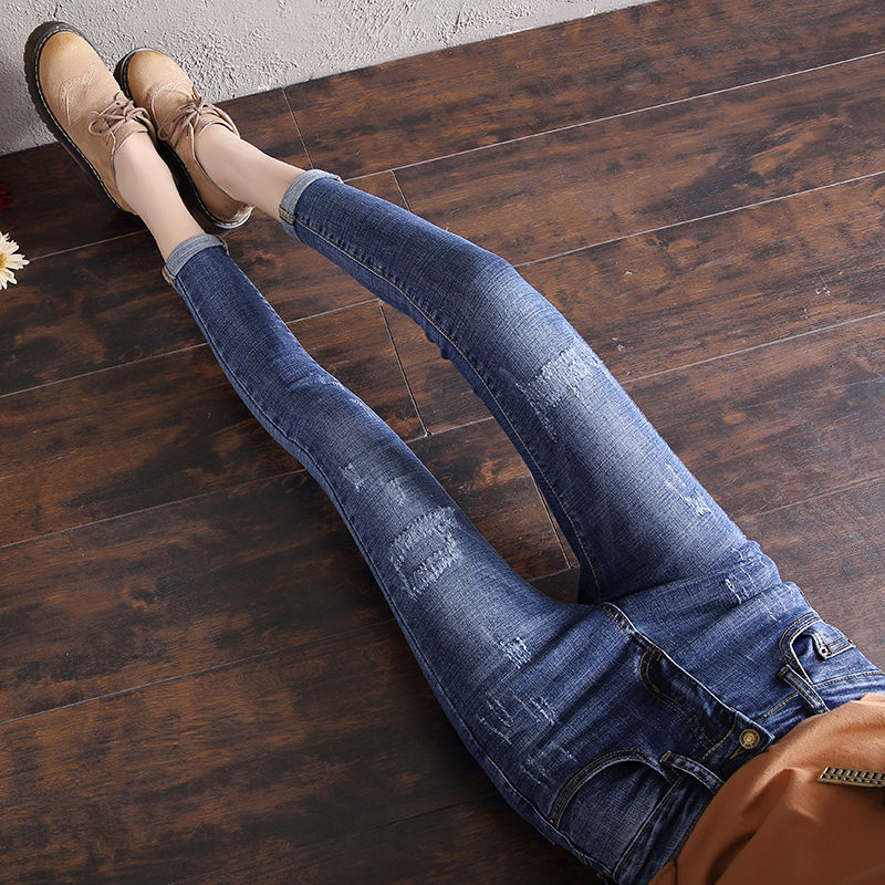 身材丰满的女人穿紧身T恤，搭紧身牛仔裤，小蛮腰真性感，特撩人