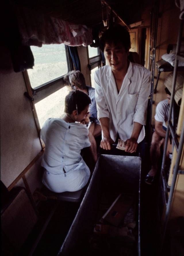 80年代火车上老照片, 还有多少人记得那时候坐火车什么样