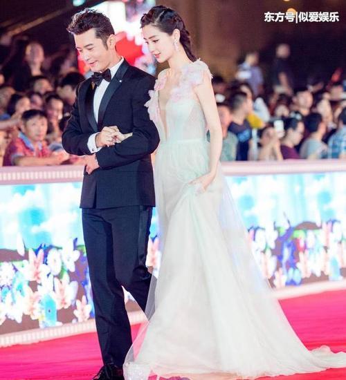 有黄晓明陪杨颖胆都大了10倍，敢这么穿低胸装，终于像生过娃的