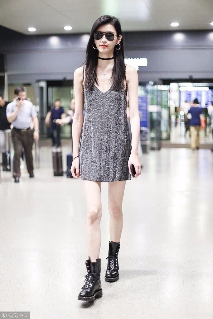 奚梦瑶又去机场秀身材 吊带马甲露蛮腰性感look让人喷鼻血