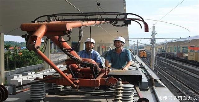 [速度]高铁一边运行一边充电，那么快的速度“充电器”为什么不