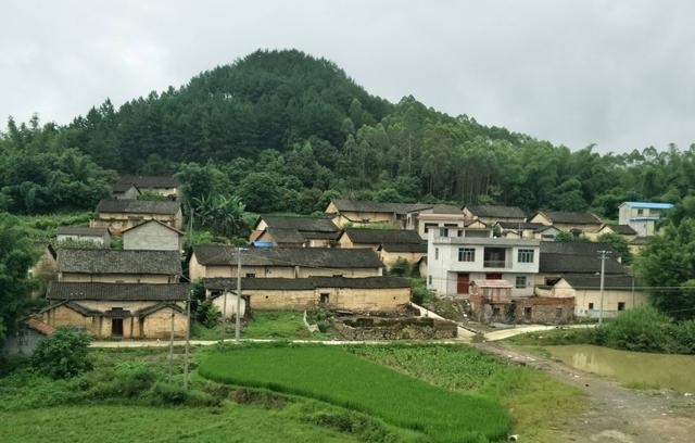 有农民辛辛苦苦盖好新房，却不装修也不住人！专家：到底想干嘛？