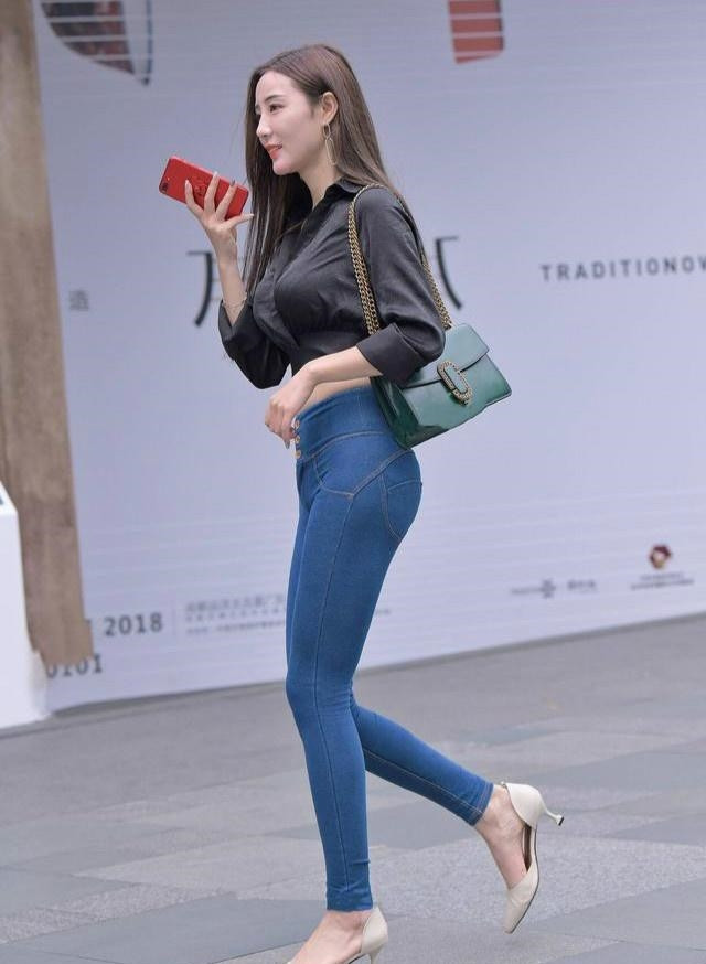  『设计』牛仔裤真“火”了, 被不同身材的美女接受, 也是没谁了!