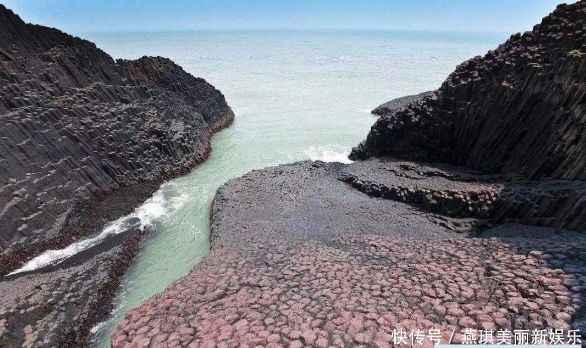 福建一个罕见的岛屿，整座岛由140根石柱组成，人造还是自然形成