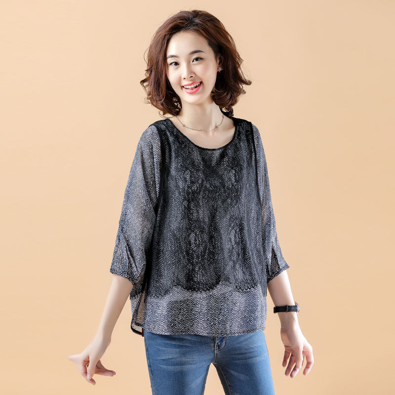 我的妈!55岁婆婆也太时髦了，秋天穿小衫+萝卜裤，美到不敢认