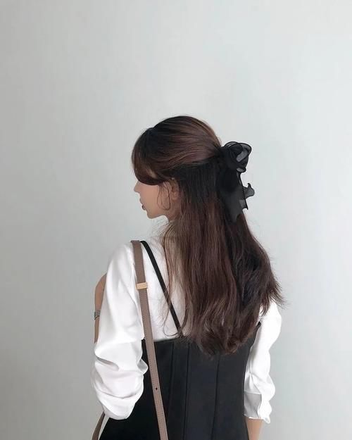  #点复古#巴黎女子最爱发型公开！用丝巾缎带绑出迷人的法式少女风