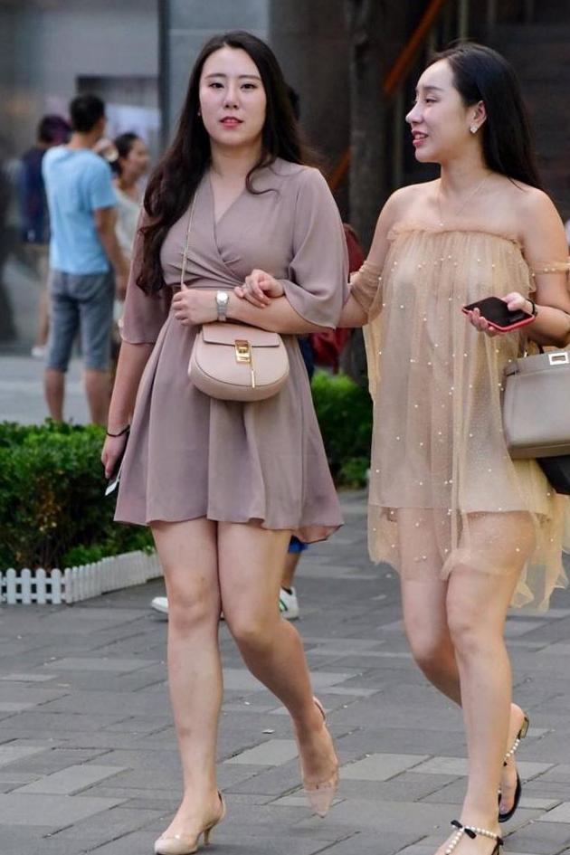 闺蜜两姐妹, 一个小性感清爽, 一个优雅得体, 在街上挥洒时尚!