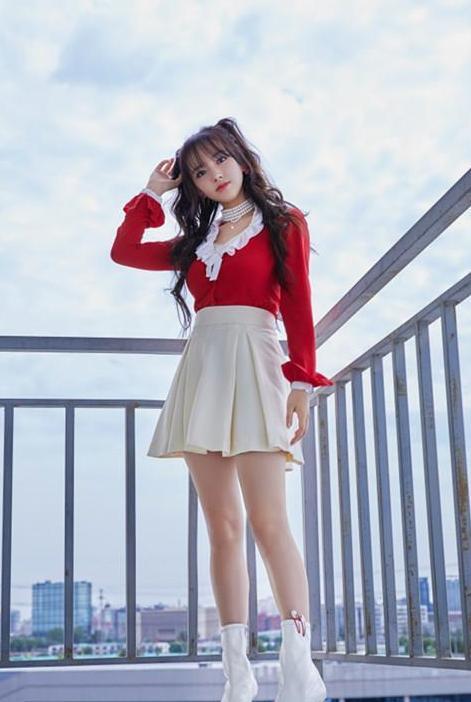 程潇穿仙女裙现身，却被吐槽长了一双大象腿，网友：大小腿一样粗