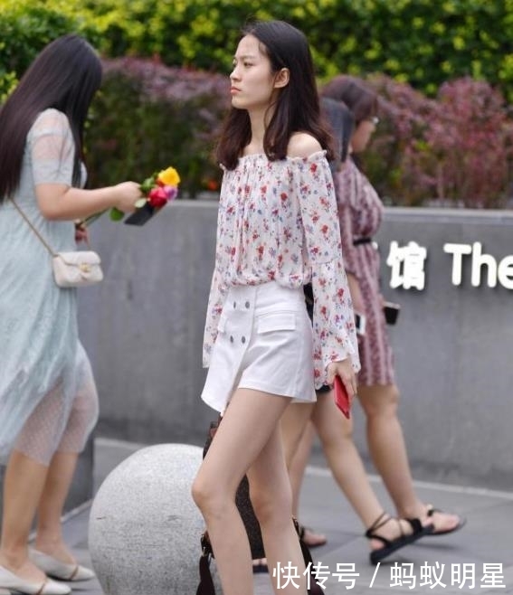  『气质』街拍美女：气质很好的紧身裙小姐姐，很好看还很是洋气！