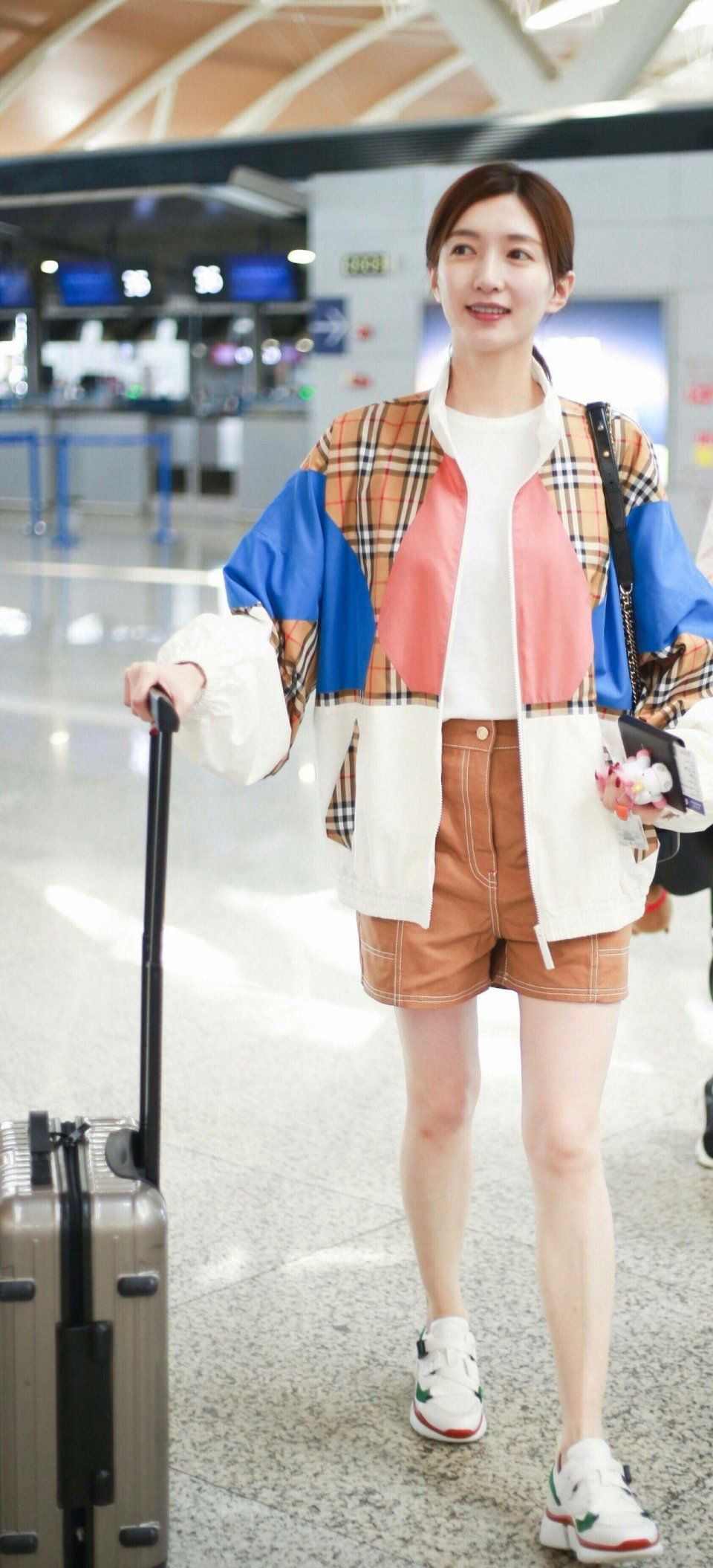 江疏影没有高级脸，腿也没有郑爽好看，但她穿衣服就是看着舒服!