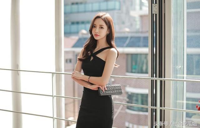 路人街拍：意气风发的紧身裙妹子，突显曼妙身材，魅力十足！