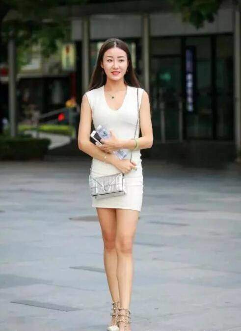 自信满满的打底裤小姐姐，帅气十足特别有女人味，特别吸睛！