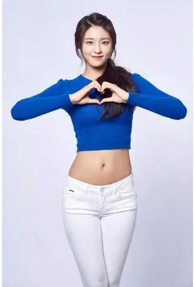 白色紧身裤穿出撩人的美，随性而不失格调！