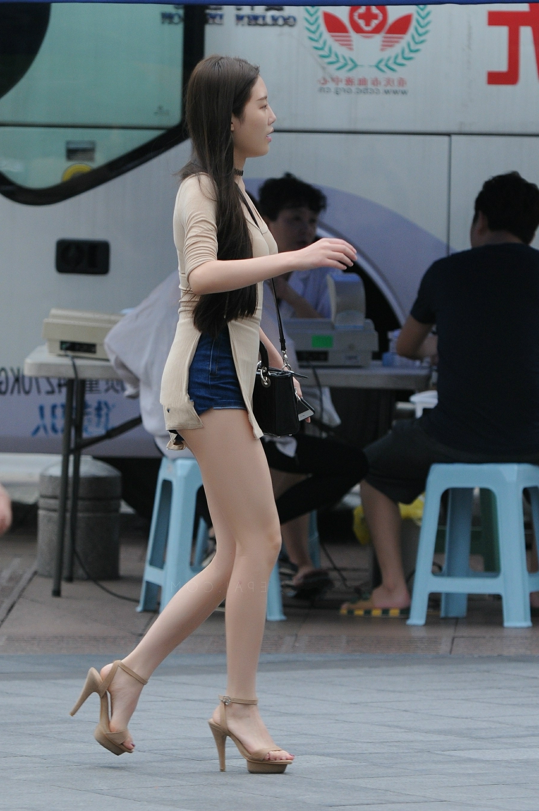 气质小姐姐紧身T恤搭配牛仔短裤,大秀完美身材,那一双修长美腿