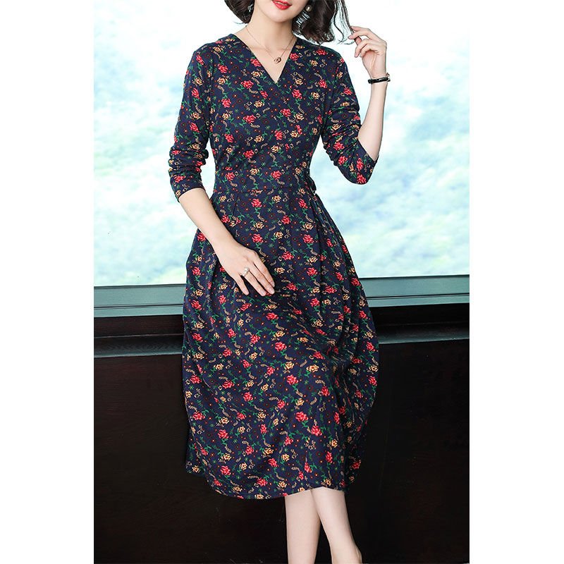 秋天别老穿土气的衬衫，穿穿长款“冻龄裙”，显瘦显高，超迷人