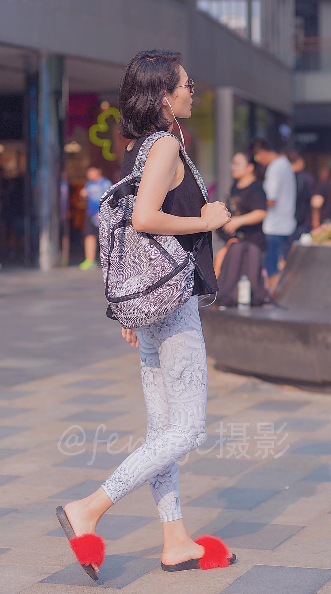 街拍: 这条白色印花紧身裤真特别, 从此再不用担心画风尴尬了