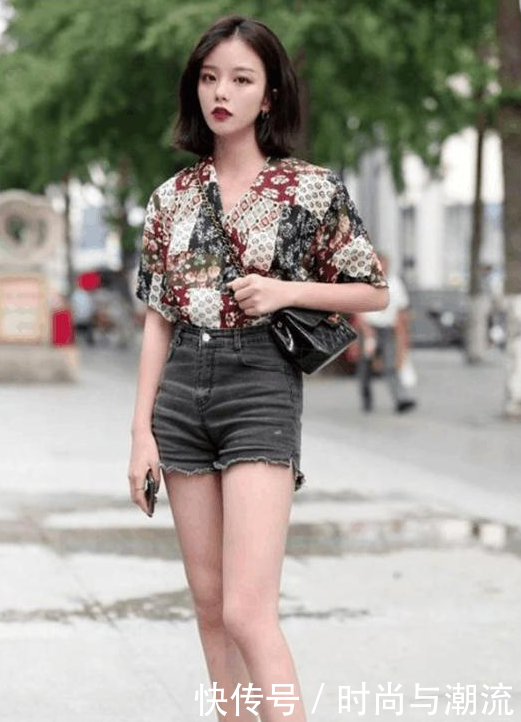 街拍: 高跟搭配牛仔, 热裤大长腿, 别让你女朋友看见了！