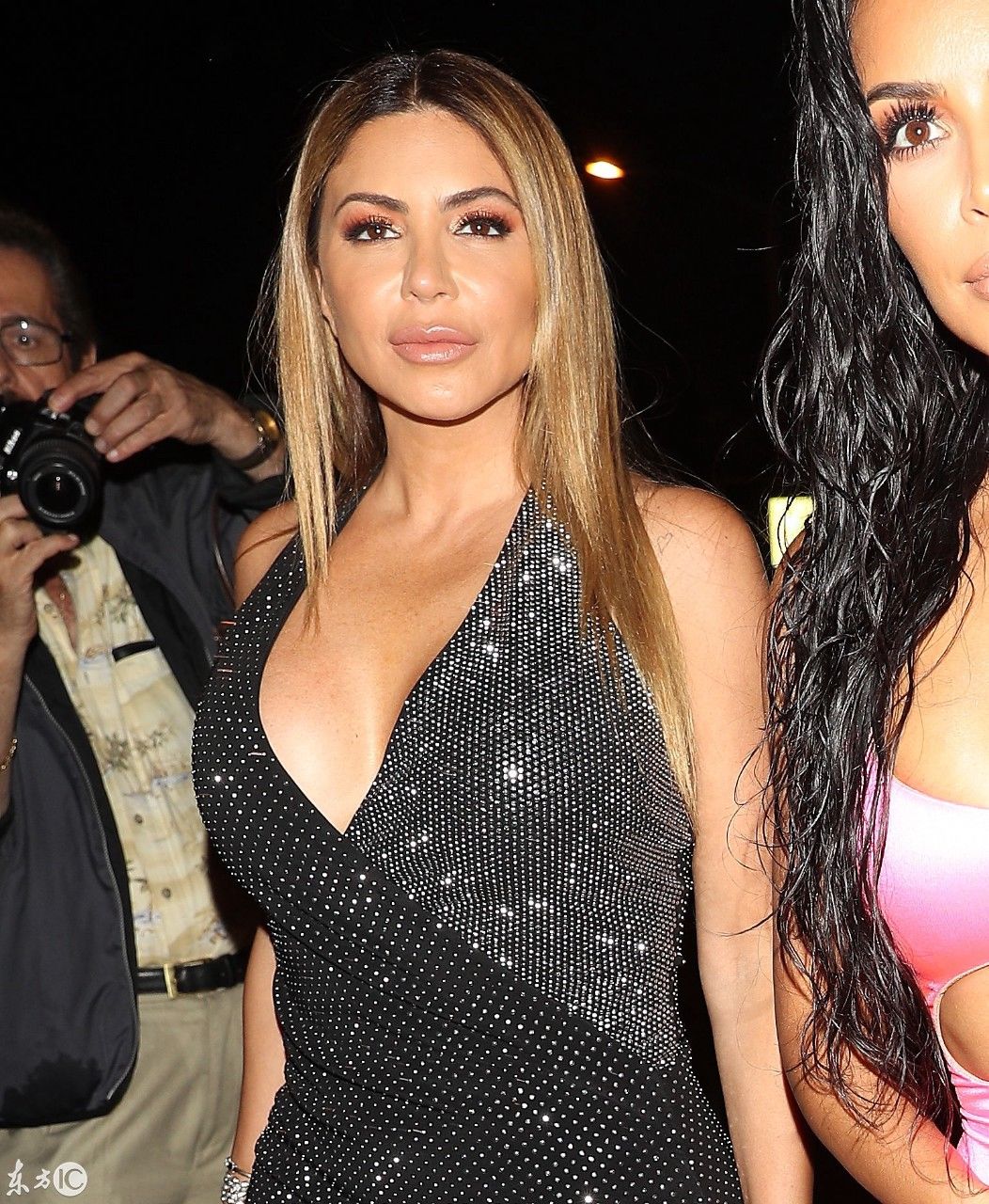 38岁的金卡戴珊粉裙出入夜店，却被身旁的黑衣女子抢了风头