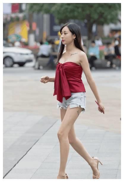 街拍：图5和图6都是千万身家白富美，你更喜欢哪一个