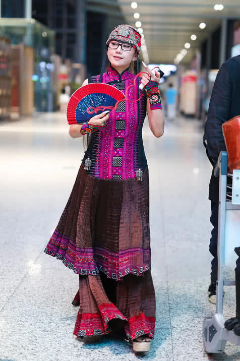 60岁杨丽萍红色民族风，高颜值帽真吸睛！网友：看着不过20岁