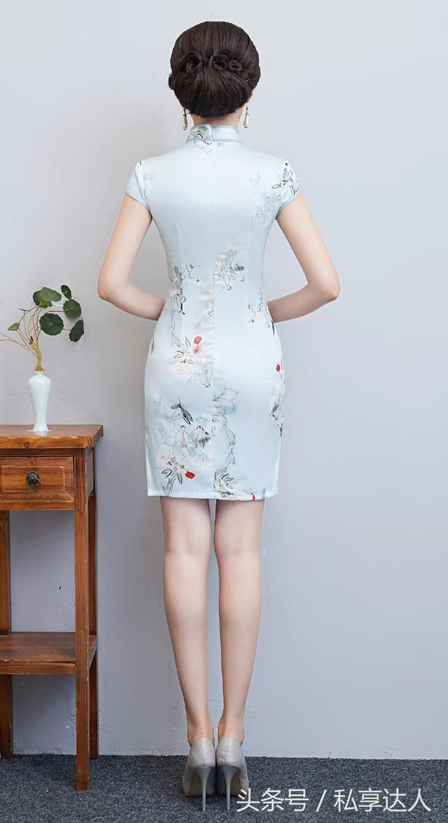 楚楚动人的短款旗袍裙，更显玲珑曲线美