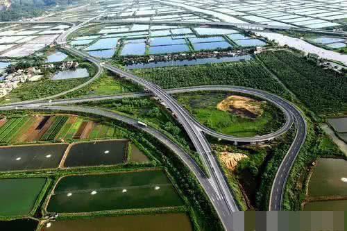  【高速】为何中国高速公路，不用钢筋混凝土做路面？原来其中有