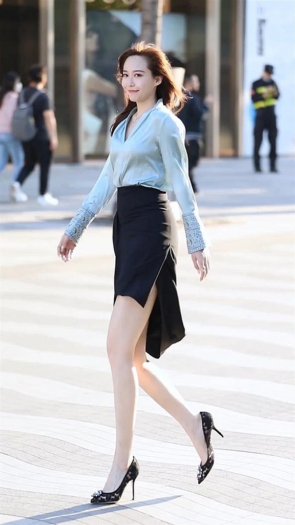  #选择#不规则拼接裙装如何选择? 这么穿搭, 知性美丽