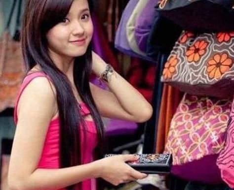 越南街头为何那么多美女站着？导游：这是一种职业！