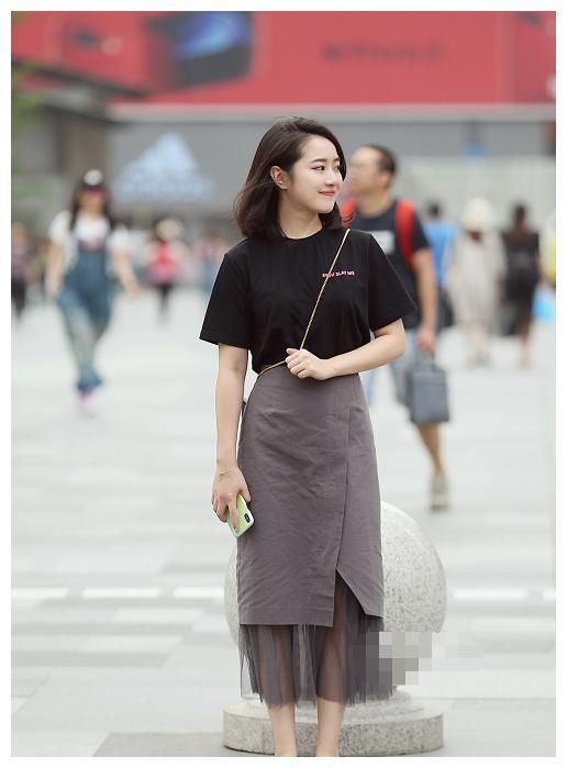 街拍：图三穿紧身裤，美腿修长纤细，一举一动都充满女人味！