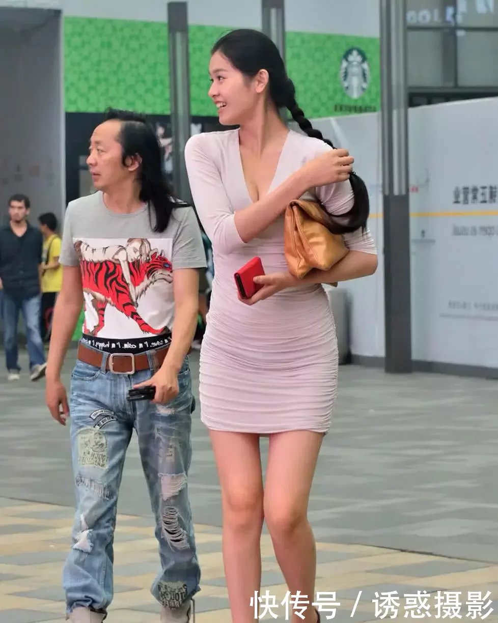 紧身裹臀短裙小姐姐年轻漂亮，走起路来女人味十足