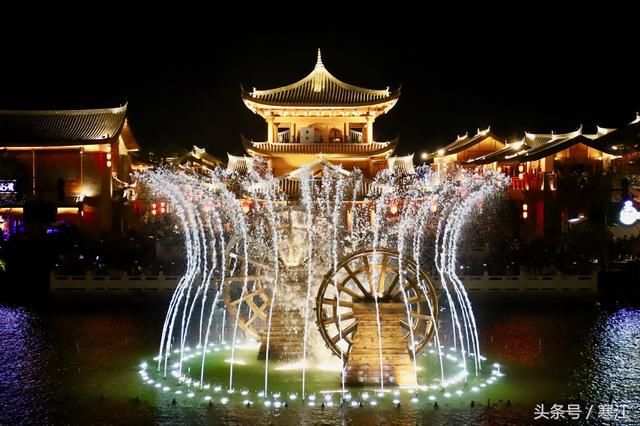 丽江古城80元维护费收了这么多年，但束河旁的梦幻水秀却坚决免费