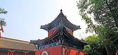 明代高僧的一首禅诗，半肩风雨半肩柴，竹杖芒鞋破碧崖