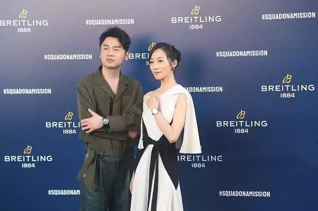 韩雪穿高叉裙大秀香肩美腿，却被弯腰弓背穿皮裤的雷佳音抢了镜