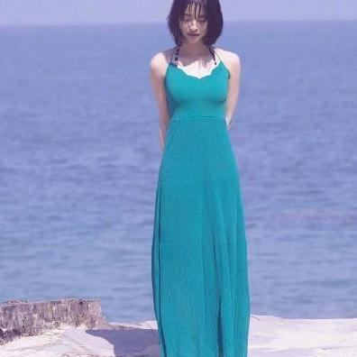 沈月穿蕾丝裙现身, 撑不起来真尴尬, 网友: 身高是硬伤!