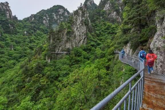 河南尧山的环卫工，在悬崖栈道上工作，每天风雨无阻月入1500