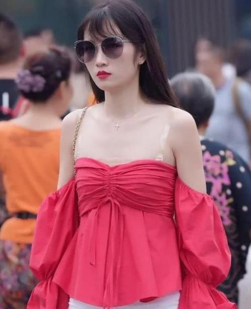  「风采」街拍：气质高雅的美女，一条白色的连衣裙，时尚女神魅力风采