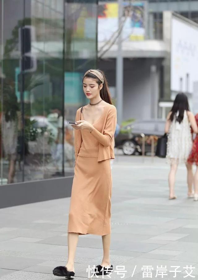  『设计』路人街拍，绿色格子连衣裙很显青春，非常适合年轻女孩