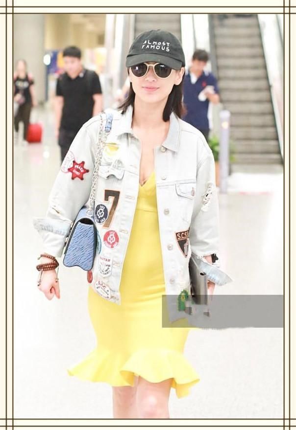 黄圣依真狠的下心！这么瘦的裙子也要硬穿进去，不想却勒出大宽胯