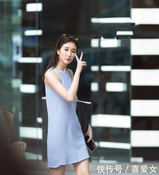 街拍俊美气质型的小姐姐，外表上既休闲又性感很时尚！