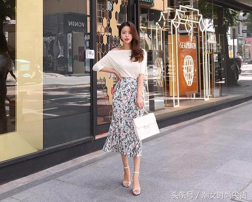 斜肩搭配包臀裙，不仅秀出了一双迷人的大长腿，还能修饰臀部线条