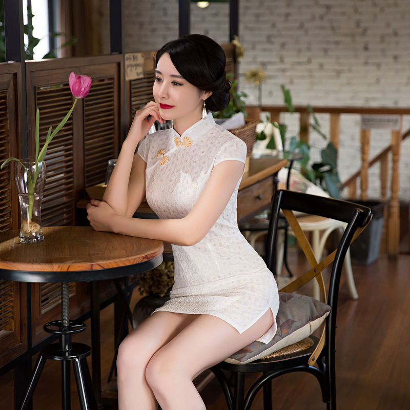 50岁嫂子就爱穿旗袍，去参加同学聚会，国色天香，美得倾国倾城