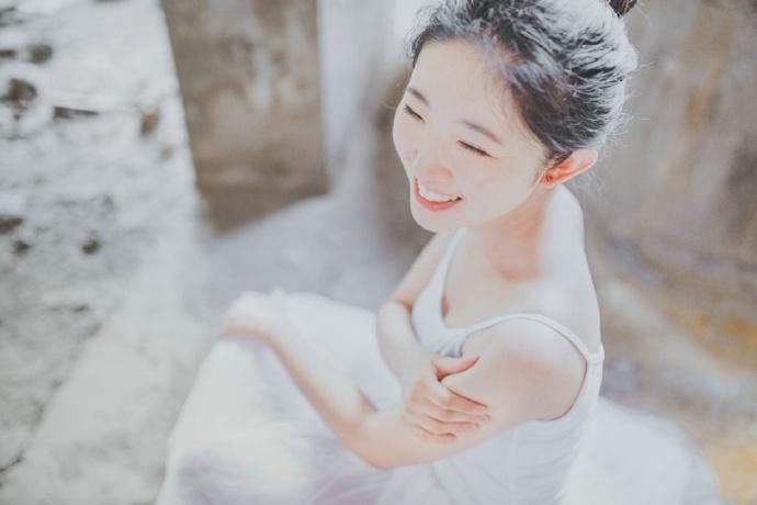 芭蕾少女丰满性感制服写真图片