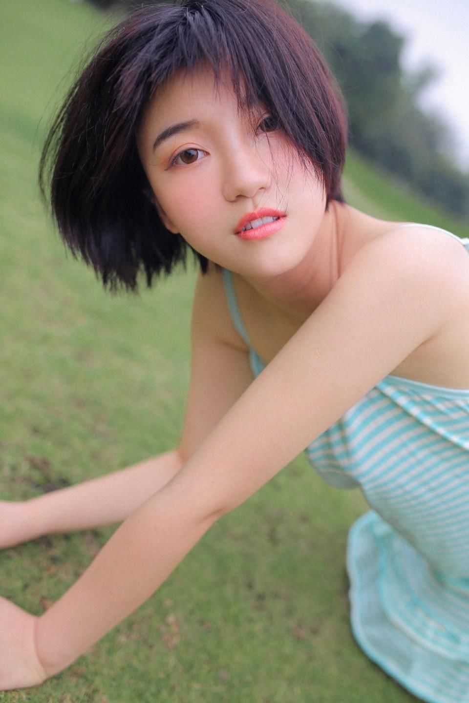 吊带睡衣美女户外性感长腿美女图片