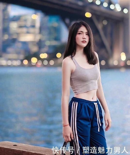 街拍：好身材怎么穿都好看，自信的女人连微笑都很美