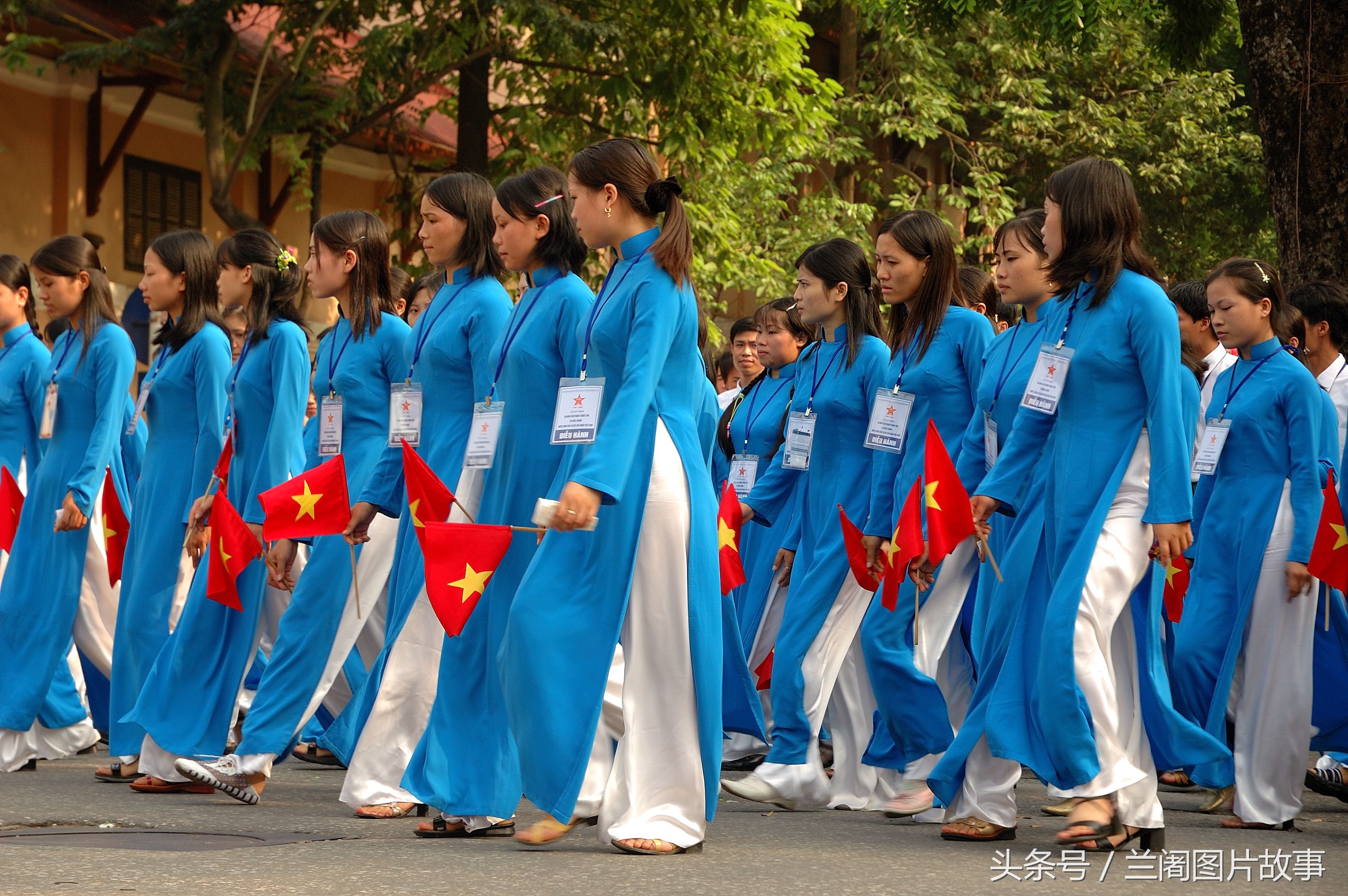 越南“奥黛”的起源和中国旗袍有关，你觉得奥黛漂亮吗?