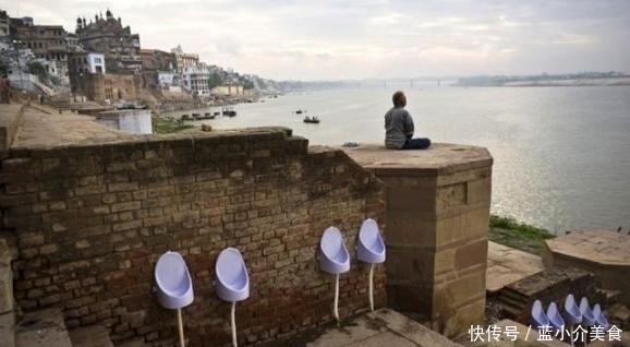 去印度旅游:当看到街边的金黄色大卷饼时不要买!