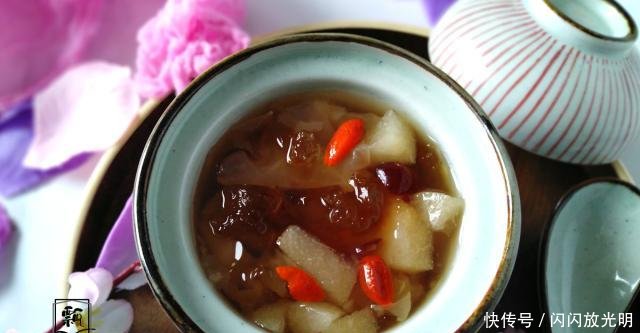「女人」天干风大,这汤女人多喝,加雪梨炖,肌肤水嫩皱纹减,胜过敷面膜!