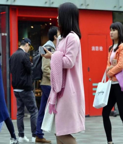 『紧身裤』街拍：身材高挑的美女，一件白色上衣配黑色紧身裤，时尚好身材