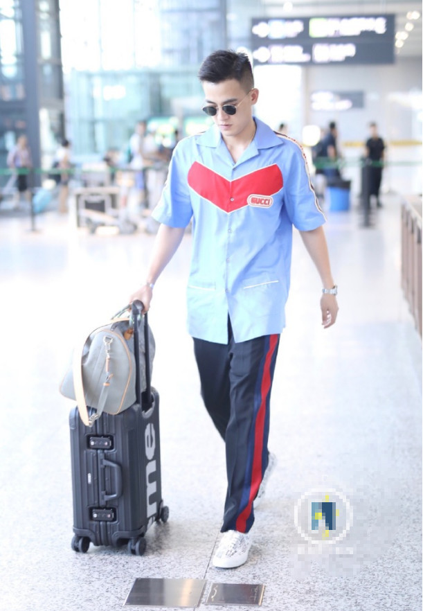 欧豪不过理了一个新发型，颜值爆表帅到飞起，却因搭错裤子变短腿